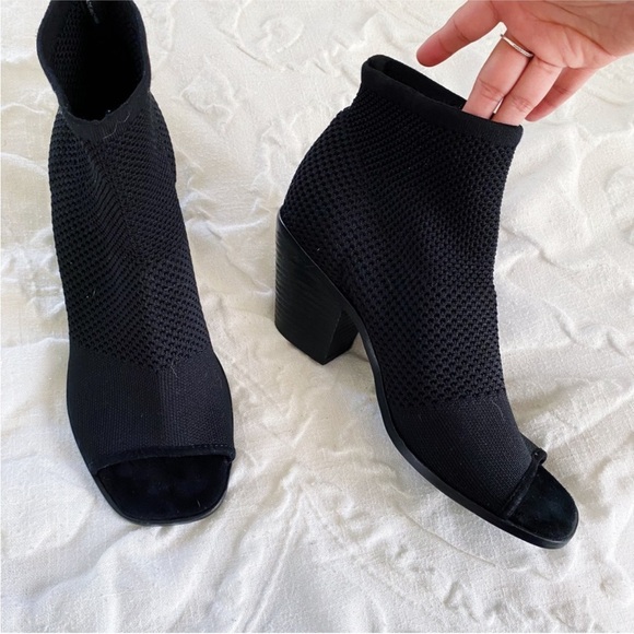 Eileen Fisher Ark Stretch Open-Toe Sock
Booties Size 9.5 New $245 - Picture 7 of 10